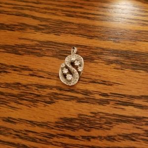 "S" pendant with 6 cubics